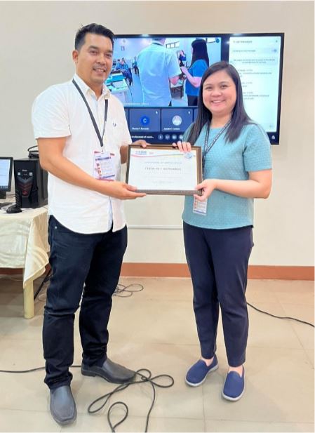 AVRC II Training Superintendent Graeme
Ferdinand D. Armecin receives the Certificate
of Recognition from the representative of the
Standards Bureau of DSWD Central Office